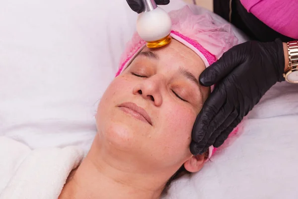 美しい大人の女性 患者に対する顔の放射線治療 若返り スキンケア — ストック写真