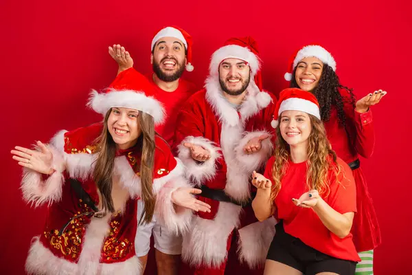 Brasilianska Vänner Med Julkläder Tomten Välkomna Öppna Armar — Stockfoto