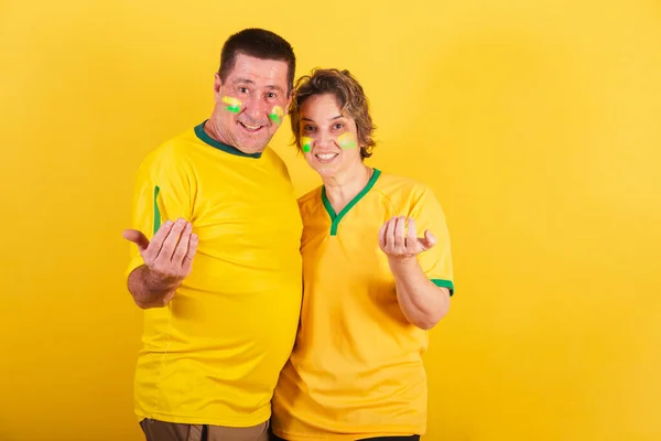 Pareja Adulta Aficionados Fútbol Brasil Llamando Con Sus Manos Bienvenidos —  Fotos de Stock