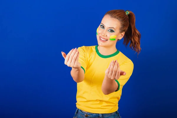 Kaukasierin Rotschopf Brasilianischer Fußballfan Brasilianerin Blauer Hintergrund Einladend Mit Händen — Stockfoto