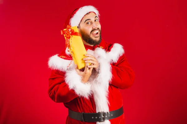 Brazilec Oblečený Santa Claus Oblečení Pochybuje Tom Žlutém Daru Pochybnost — Stock fotografie