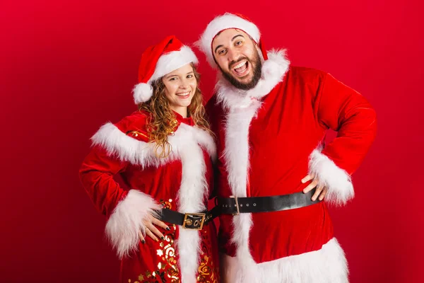 Brezilyalı Çift Noel Kıyafetleri Içinde Noel Baba Kameraya Gülümsüyor — Stok fotoğraf