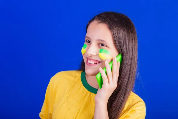 Junges Mädchen Fußballfan Aus Brasilien Handy Der Hand Anruf Smartphone — Stockfoto