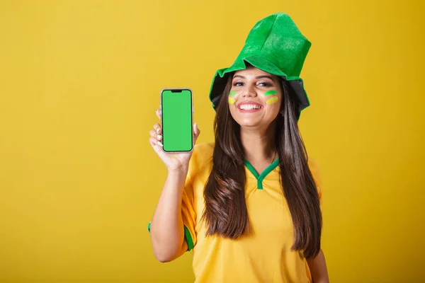 Femme Partisane Brésil Coupe Monde 2022 Tenant Téléphone Portable Montrant — Photo