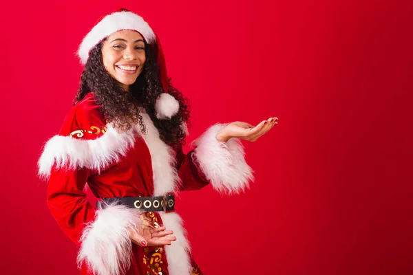 Όμορφη Βραζιλιάνα Μαύρη Γυναίκα Ντυμένη Άγιος Βασίλης Χριστουγεννιάτικα Ρούχα Παρουσίαση — Φωτογραφία Αρχείου