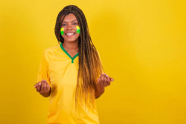 Černá Žena Mladý Brazilský Fotbalový Fanoušek Otevřenou Náručí Vítejte — Stock fotografie
