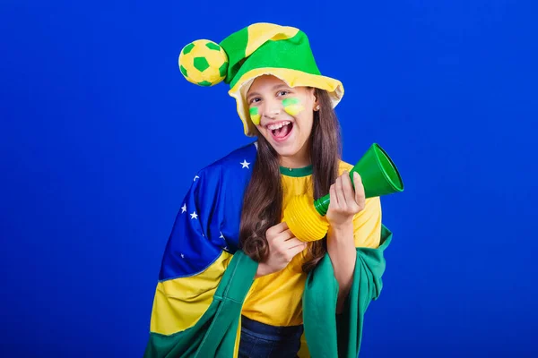Юна Дівчина Футбольний Фанат Бразилії Вдягнені Капелюх Прапор Шуміти Рогом — стокове фото