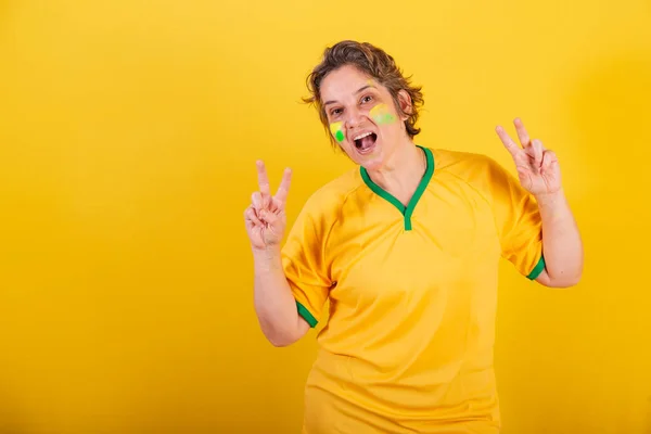 Dorosła Kobieta Brazylijski Fan Piłki Nożnej Znak Pokoju Miłości Dobre — Zdjęcie stockowe