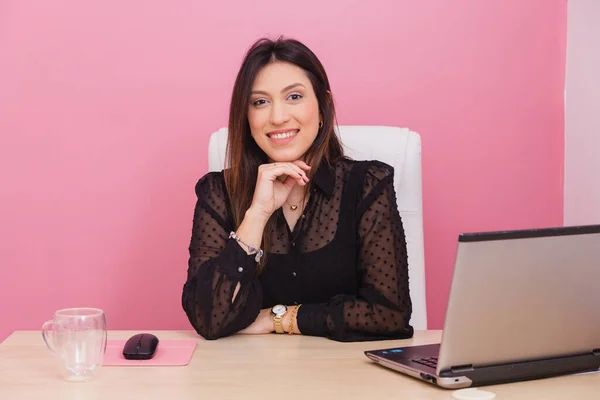 Mooie Ondernemende Braziliaanse Vrouw Roze Achtergrond Werken Kantoor Succesvolle Zakenvrouw — Stockfoto