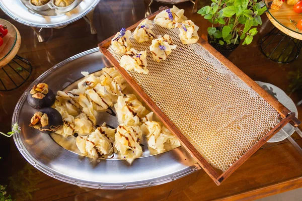 Blätterteigtaschen Mit Brie Käse Und Honig Gebacken Gourmet Buffet Snack — Stockfoto