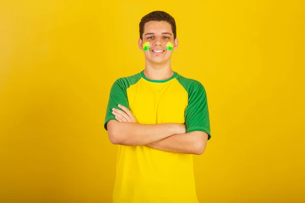 Νεαρός Βραζιλιάνος Οπαδός Ποδοσφαίρου Ντυμένοι Πράσινο Και Κίτρινο Σταυρωμένα Χέρια — Φωτογραφία Αρχείου
