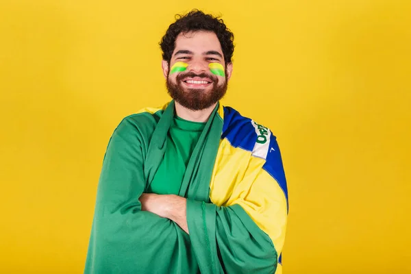 ブラジル出身の髭を生やした白人男性ブラジル出身のサッカーファン腕が交差し — ストック写真