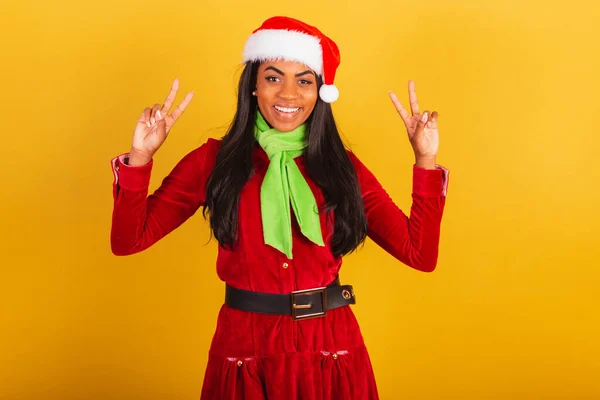 Piękna Czarna Brazylijka Ubrana Świąteczne Ubrania Święty Mikołaj Pozowała Selfie — Zdjęcie stockowe