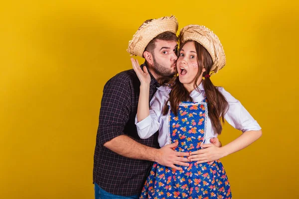 Vackra Par Bär Typiska Kläder För Festa Junina Tillsammans Romantiskt — Stockfoto