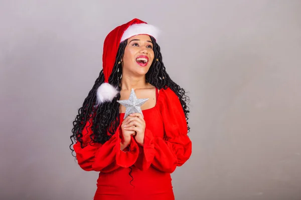 クリスマスの服を着たブラジルの黒人女性 陽気なクリスマス 保持スター クリスマスの装飾 — ストック写真