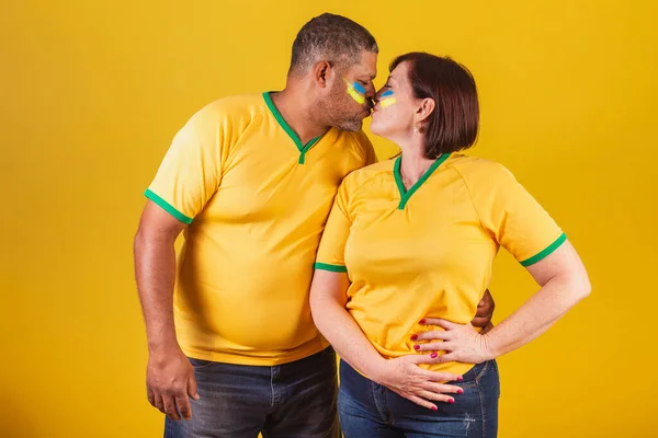 Paar Roodharige Vrouw Zwarte Man Braziliaanse Voetbalfans Geven Kus — Stockfoto