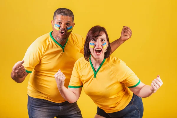 Paar Rothaarige Frau Und Schwarzer Mann Brasilianische Fußballfans Feiern — Stockfoto