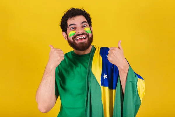 Белый Мужчина Бородой Бразилец Футбольный Фанат Бразилии Большой Палец Вверх — стоковое фото