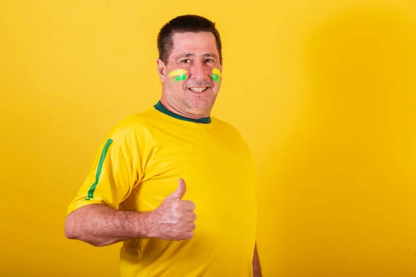 Dorosły Człowiek Brazylijski Fan Piłki Nożnej Jak Znak Rękami Potwierdzam — Zdjęcie stockowe