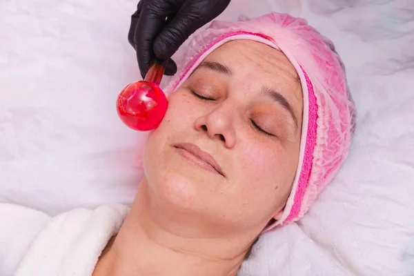 Bellissima Donna Adulta Applicazione Globi Bellezza Massaggi Rilassamento Del Viso — Foto Stock