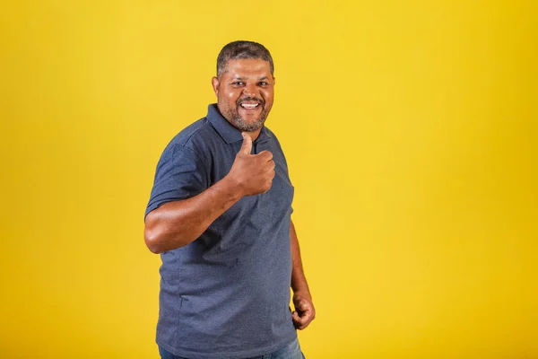 Braziliaanse Zwarte Man Volwassen Glimlachend Duim Omhoog Positief — Stockfoto