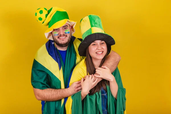 Para Kibice Piłki Nożnej Brazylii Przytulanie Uśmiech Miłość Meczu Piłki — Zdjęcie stockowe
