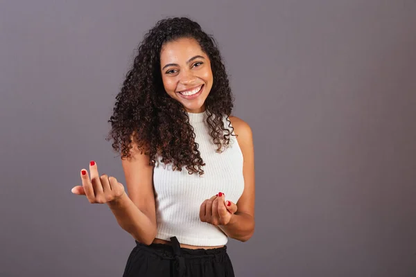 Jonge Zwarte Braziliaanse Vrouw Roepend Met Haar Handen Uitnodigend Kom — Stockfoto