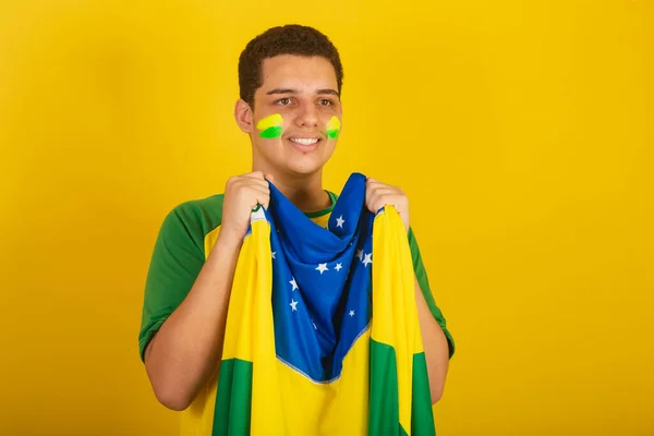 Młody Brazylijski Fan Piłki Nożnej Ubrana Zielono Trzepotanie Brazylijską Flagą — Zdjęcie stockowe