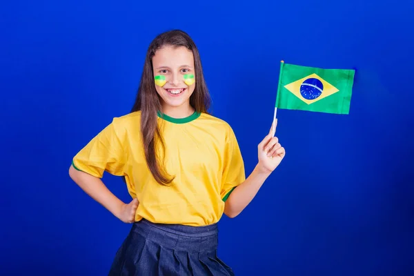 ブラジルのサッカーファンの少女です ブラジル国旗を掲げ — ストック写真