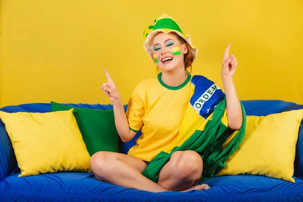 白人女性 ブラジルのサッカーファン ブラジル人 ソファダンスで — ストック写真