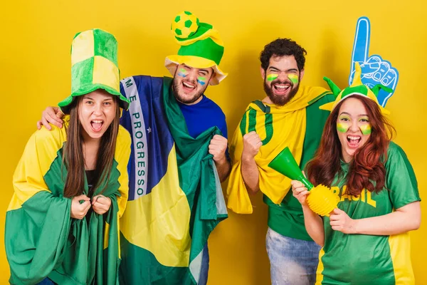 Група Друзів Шанувальники Футболу Бразилії Використовуючи Бразильський Прапор Ріг Шпигунський — стокове фото