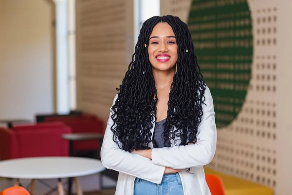 Jonge Zwarte Vrouw Braziliaans Universiteit Student College Hal Glimlachen Gekleed — Stockfoto