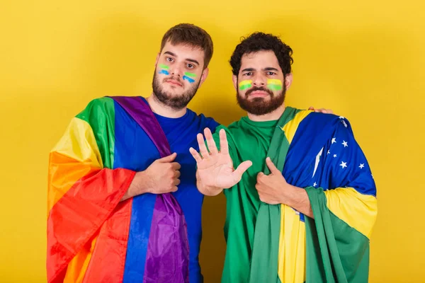 Двое Мужчин Бразильцы Футбольные Фанаты Бразилии Одетые Флаг Лгбт — стоковое фото