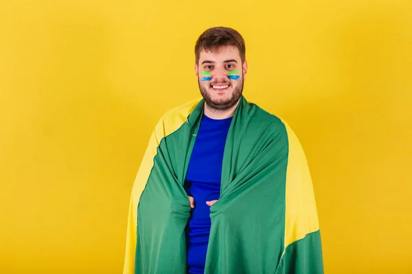 Kaukasisk Brasiliansk Man Fotbollsfan Från Brasilien Klädd Brasiliansk Flagga — Stockfoto