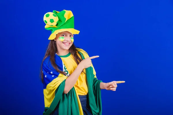 Mladá Dívka Fotbalový Fanoušek Brazílie Oblečený Klobouku Vlajce Ukazující Něco — Stock fotografie