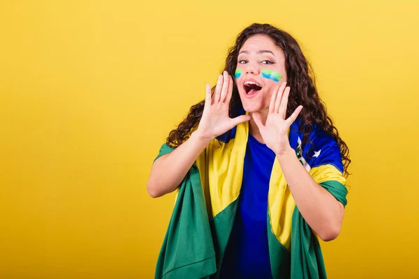 女性サッカーファン ブラジルのファン ワールドカップ 叫びの目標 叫びのオファー プロモーション 広告のための写真 — ストック写真