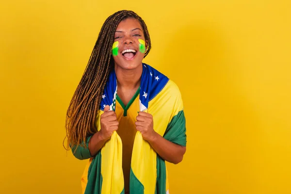 Femme Noire Jeune Fan Football Brésilien Utilisant Drapeau Criant Objectif — Photo