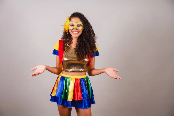 Schöne Schwarze Brasilianerin Mit Frevo Kleidung Karneval Maske Tragen Mit — Stockfoto