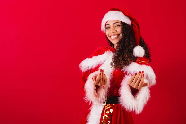 Mooie Braziliaanse Zwarte Vrouw Verkleed Als Kerstman Kerstkleding Welkom Uitnodigend — Stockfoto