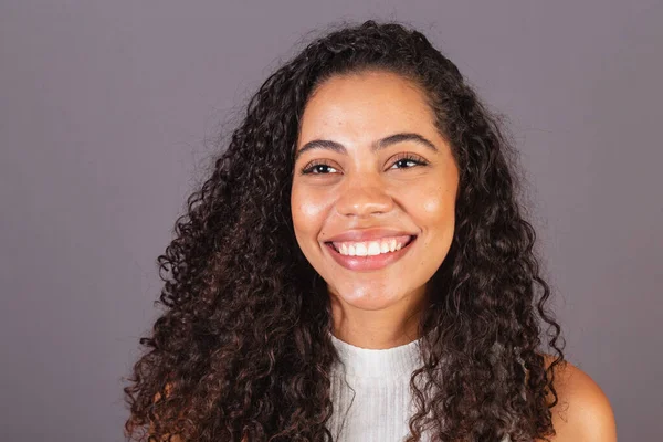 Genç Brezilyalı Siyah Kadın Yakın Çekim Fotoğrafı Kameraya Gülümsüyor Beyaz — Stok fotoğraf