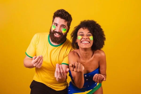 Een Paar Braziliaanse Voetbalfans Gekleed Kleuren Van Braziliaans Zwarte Vrouw — Stockfoto
