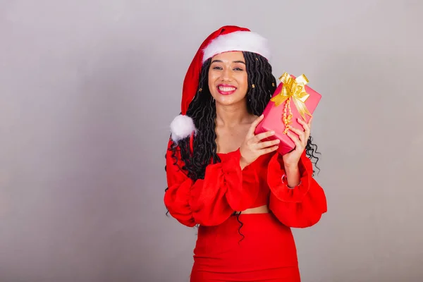 ブラジルの黒人女性はクリスマス服を着て陽気なクリスマスを笑顔でプレゼント — ストック写真