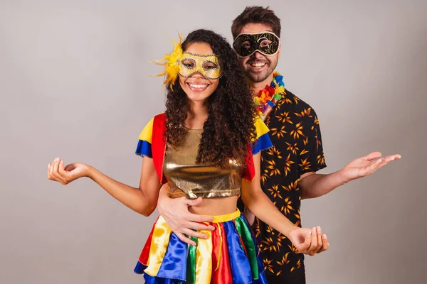 Karnaval Elbiseli Brezilyalı Çift Kollarını Açarak Hoşgeldin — Stok fotoğraf