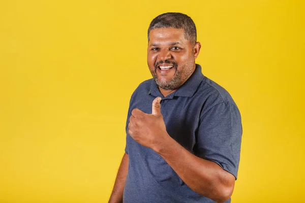 Brasilianischer Schwarzer Mann Erwachsen Lächelnd Wie Daumen Hoch Positiv — Stockfoto