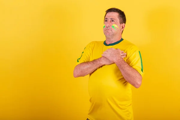 Vuxen Man Fotbollsfan Från Brasilien Händer Bröstet Sjunger Nationalsång — Stockfoto