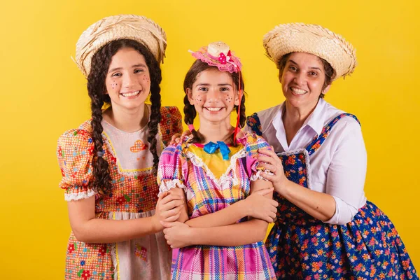 Großmutter Und Ihre Beiden Enkelinnen Typischer Festa Junina Kleidung Umarmung — Stockfoto