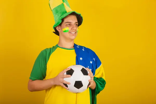 Mladý Brazilský Fotbalový Fanoušek Oblečený Zeleném Držící Fotbalový Míč Brazilskou — Stock fotografie