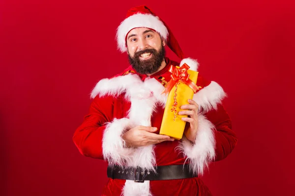 Brasilianischer Weihnachtsmann Claus Junger Kaukasischer Mann Mit Gelbem Geschenk — Stockfoto