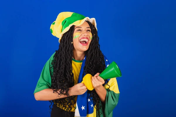 Ung Svart Brasiliansk Kvinna Fotbollsfan Med Hornet Gör Buller — Stockfoto