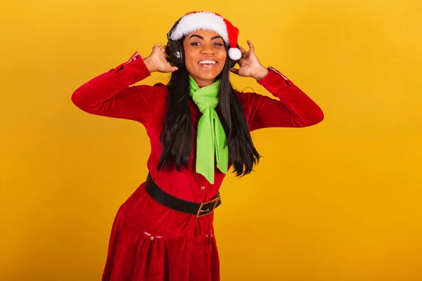 Krásná Černošky Brazilky Žena Oblečená Vánočním Oblečení Santa Claus Poslech — Stock fotografie